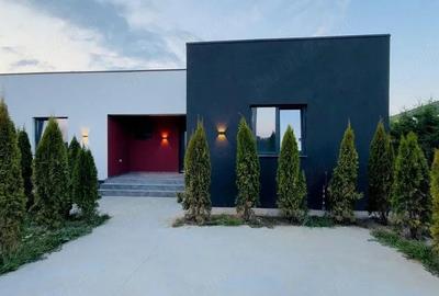 Casă cu 7 camere cu Teren 447 Mp în Central