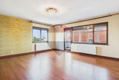 Apartament cu 6 camere decomandat în Sisești