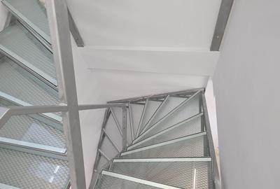 Casă cu 6 camere cu Teren 180 Mp în Grivița