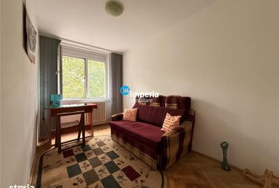 Apartament cu 3 camere semidecomandat în Tătărași