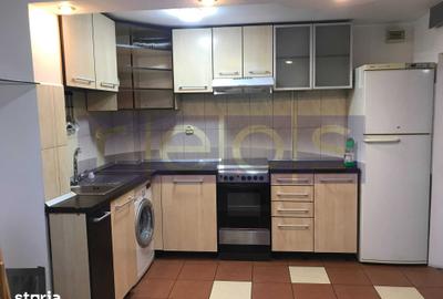 Apartament cu 3 camere decomandat în Tei