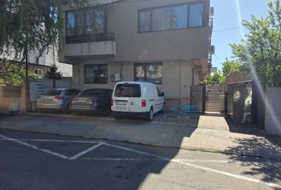 Apartament cu 3 camere semidecomandat în Bucureștii Noi
