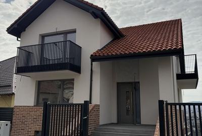 Casă cu 4 camere în Dâmbul Rotund
