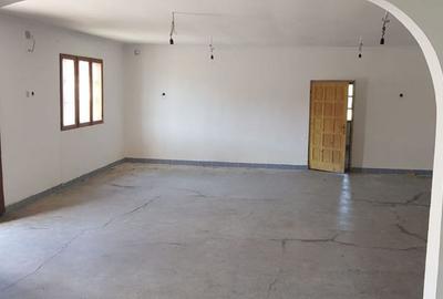 Casă cu 4 camere cu Teren 221 Mp în Corbi
