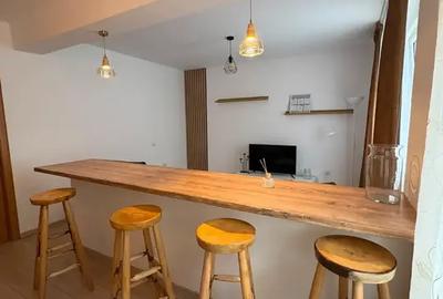 Apartament cu 2 camere semidecomandat, mobilat în Central