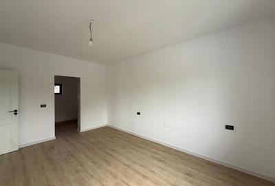 Casă cu 4 camere în Exterior Vest