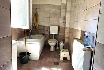 Casă cu 4 camere în Banu Manta