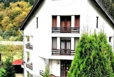 Casă individuală cu 8 camere cu Canalizare în Central