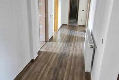 Casă cu 8 camere cu Teren 540 Mp în Poiana Țapului - 1