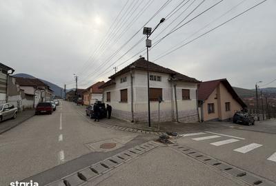 Casă cu 5 camere cu Teren 496 Mp în Central - 2
