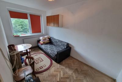 Apartament cu 3 camere semidecomandat în Tomis I