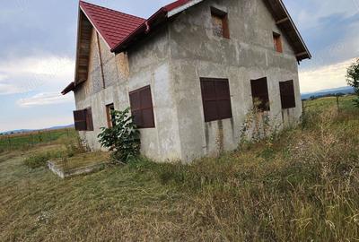 Casă cu 4 camere cu Teren 2000 Mp în Costișa - 2