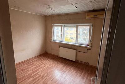 Apartament cu 4 camere semidecomandat în Militari