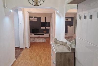 Apartament cu 4 camere decomandat în Rovine