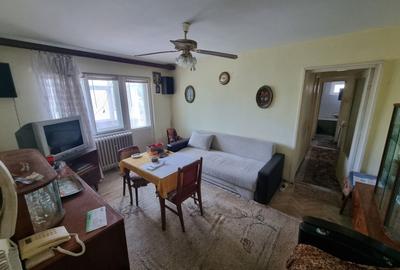Apartament cu 3 camere semidecomandat în Km 4-5