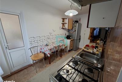 Apartament cu 3 camere decomandat în Florilor