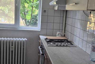 Apartament cu 3 camere semidecomandat în Bucur Obor