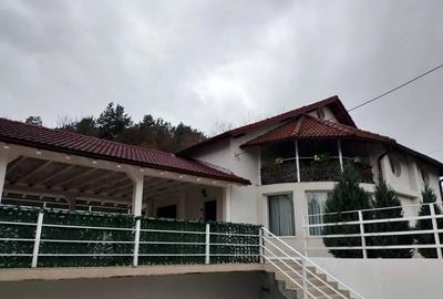 Casă cu Teren 327 Mp în Bascov