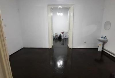 Apartament cu 5 camere semidecomandat în P-ța Victoriei