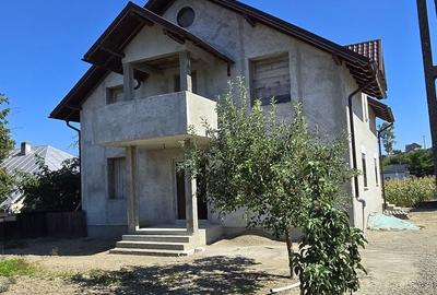 Casă cu 5 camere cu Teren 1560 Mp în Mihai Eminescu
