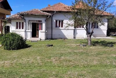 Casă cu 4 camere cu Teren 2250 Mp în Central
