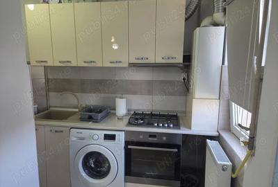 Apartament cu 3 camere semidecomandat în Micro 9