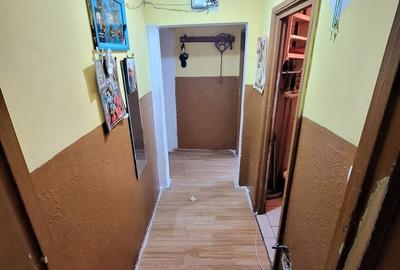 Apartament cu 3 camere semidecomandat în Calea București