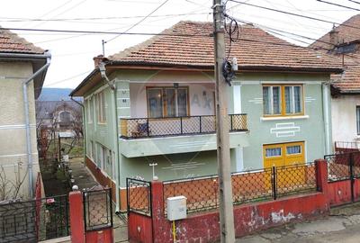 Casă individuală cu 4 camere cu Canalizare în Central - 1