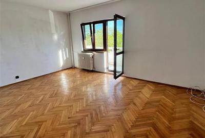 Apartament cu 3 camere decomandat în Nufărul
