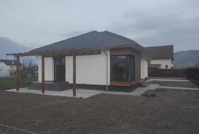 Casă cu 4 camere în Unirea