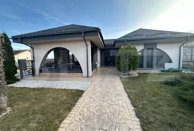 Casă individuală cu 6 camere cu Canalizare în Bucium
