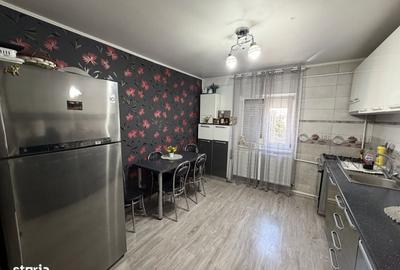 Apartament cu 3 camere decomandat în Buzaului