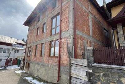 Casă cu 4 camere cu Teren 743 Mp în Central - 1