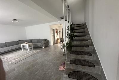 Casă cu 4 camere în Vladimirescu