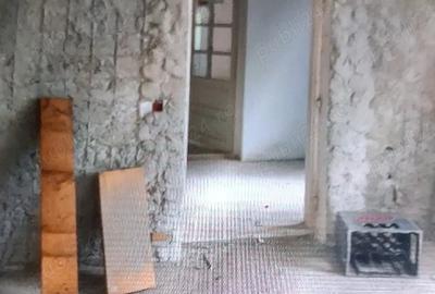 Casă cu 5 camere cu Teren 500 Mp în Fundata