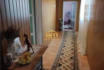 Casă cu 6 camere cu Teren 5600 Mp în Golești - 1