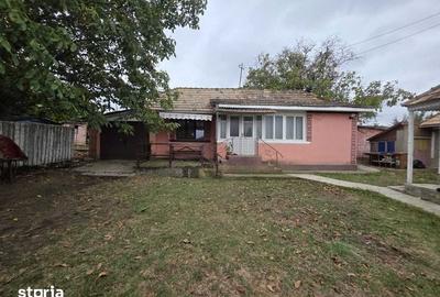 Casă cu 4 camere cu Teren 2400 Mp în Gorban