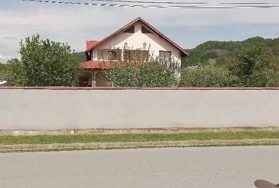 Casă cu Teren 1833 Mp în Central - 2