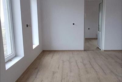 Casă cu Teren 700 Mp în Variaș