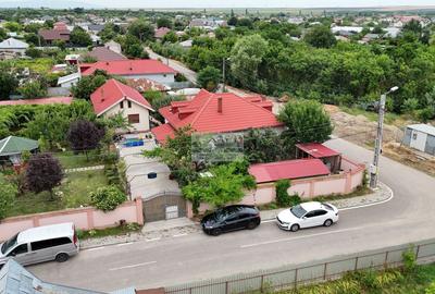 Casă individuală cu 6 camere cu Canalizare în Est