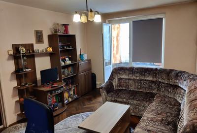 Apartament cu 3 camere semidecomandat în Far