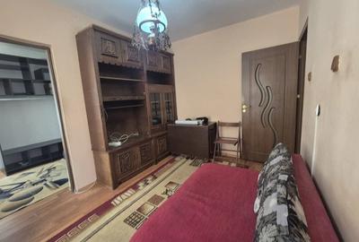 Apartament cu 3 camere semidecomandat în Trivale