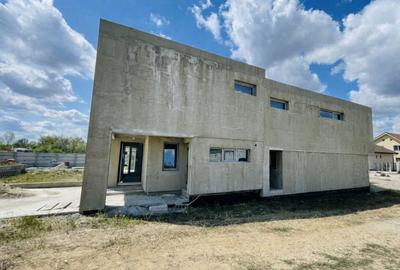 Casă cu 8 camere cu Teren 480 Mp în Tokai