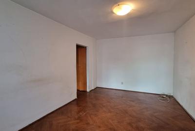 Apartament cu 4 camere semidecomandat în Moșilor