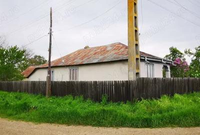 Casă cu 4 camere în Bordeasca Veche
