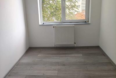 Apartament cu 3 camere semidecomandat în Central - 3