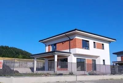 Casă cu 4 camere în Chinteni