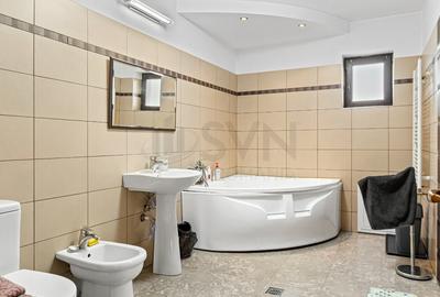 Casă cu 5 camere cu Teren 1000 Mp în Central