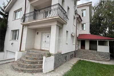 Casă cu Teren 402 Mp în Piața Centrală