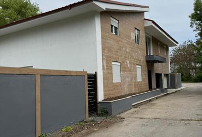 Casă cu 7 camere cu Canalizare în Central - 2